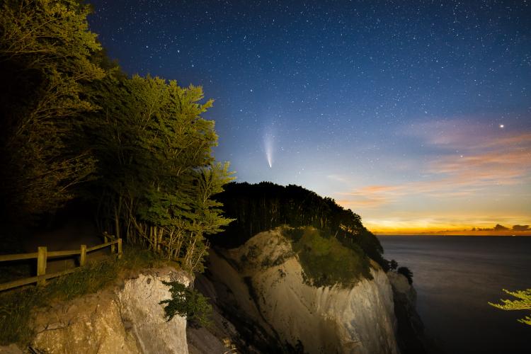 Kometen Neowise ved Møns Klint