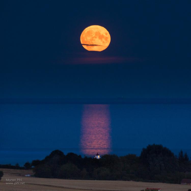 Fuldmåne over Møns fyr